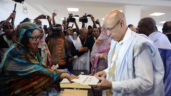 Ruling party presidential candidate and former Defense Minister Mohamed Ould El Ghazouani casts his ballot in Nouakchott, Mauritania - Sputnik International