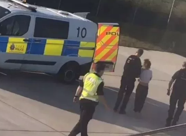 UK Fighter Jets Scramble to Escort Flight After Passenger Tries to Open Door Mid-Flight (Photo) - Sputnik International