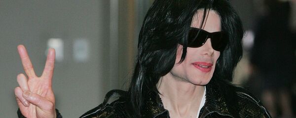 In this March 7, 2007 file photo, pop star Michael Jackson flashes a V-sign to Japanese media upon his arrival at Narita international airport, near Tokyo. - Sputnik International