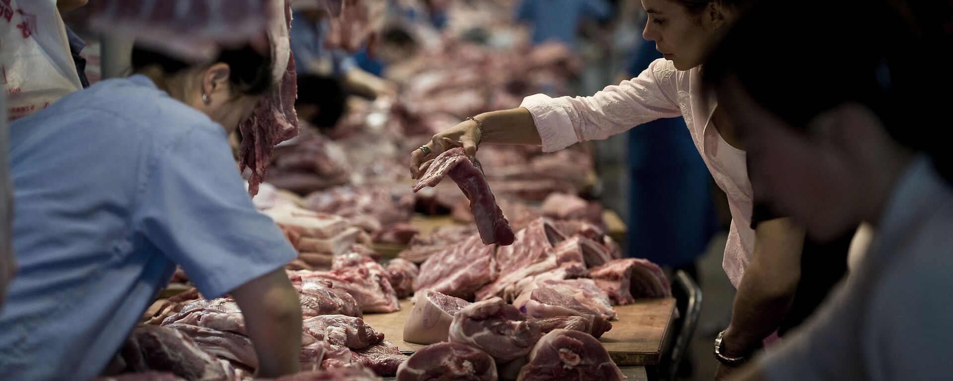 Customer buys pork meat inside a market in Beijing, China (File) - Sputnik International, 1920, 11.04.2024
