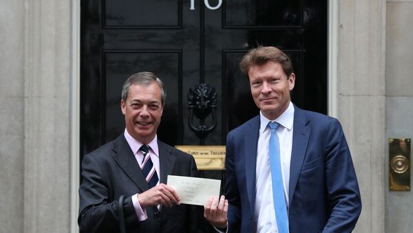 Leader of the Brexit Party Nigel Farage delivers a letter to Downing Street with Brexit Party's Richard Tice, new member of the European Parliament, in London, Britain, June 7, 2019 - Sputnik International
