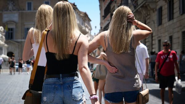 Tourists walk in downtown Rome during an unusually early summer heatwave on 24 June 2019.  - Sputnik International