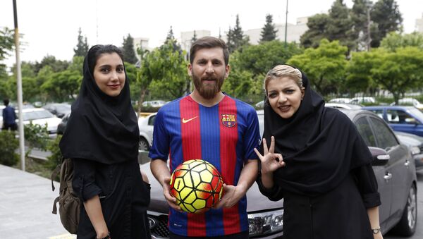 Reza Parastesh, a doppelganger of Barcelona and Argentina's footballer Lionel Messi, poses for a picture with fans in a street in Tehran on May 8, 2017 - Sputnik International