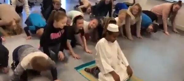 Muslim prayer at Thyregod School in Denmark (screenshot) - Sputnik International