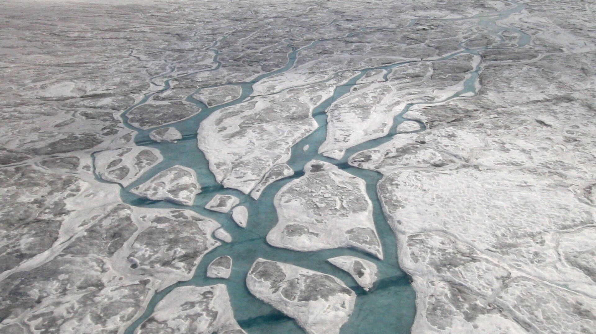 Researchers have discovered 56 previously uncharted subglacial lakes beneath the Greenland Ice Sheet bringing the total known number of lakes to 60. Although these lakes are typically smaller than similar lakes in Antarctica, their discovery demonstrates that lakes beneath the Greenland Ice Sheet are much more common than previously thought - Sputnik International, 1920, 11.06.2022