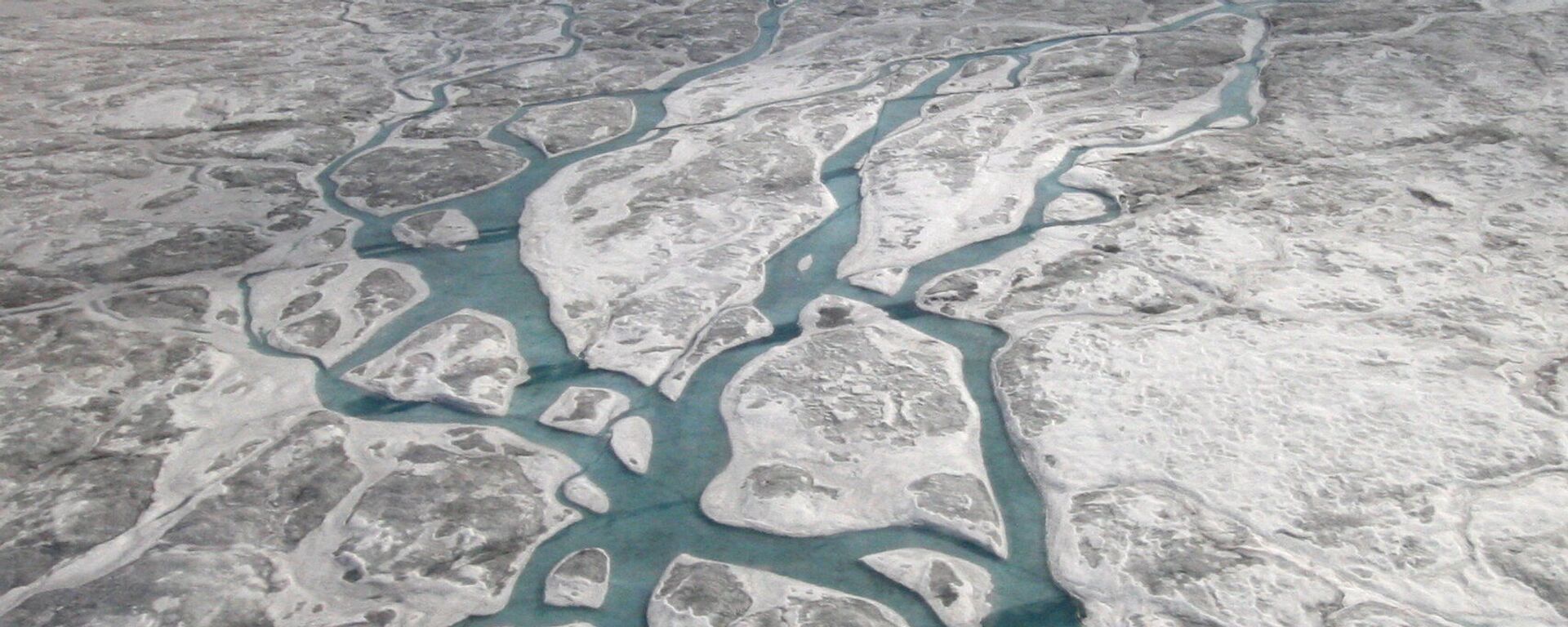 Researchers have discovered 56 previously uncharted subglacial lakes beneath the Greenland Ice Sheet bringing the total known number of lakes to 60. Although these lakes are typically smaller than similar lakes in Antarctica, their discovery demonstrates that lakes beneath the Greenland Ice Sheet are much more common than previously thought - Sputnik International, 1920, 11.06.2022