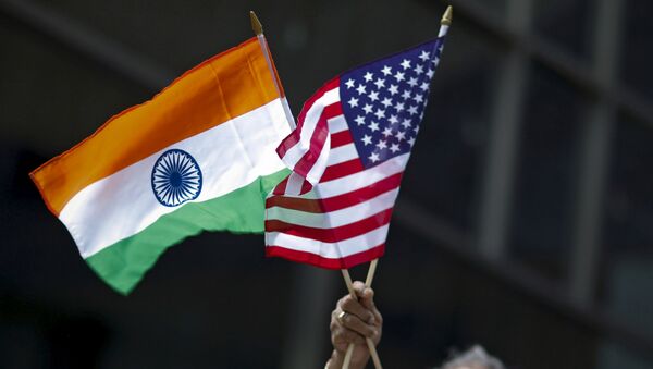 A man holds the flags of India and the U.S. (File) - Sputnik International