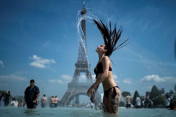 A Woman Cools Off in the Fountain of the Trocadero Esplanade in Paris - Sputnik International
