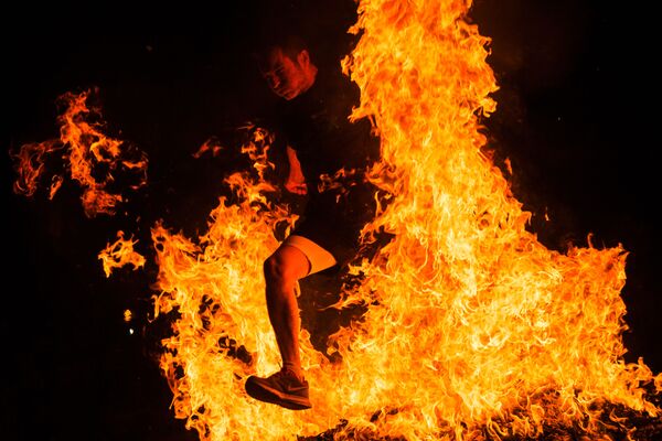 A Man Jumps Over a Bonfire in Spain on Saint John's Eve - Sputnik International