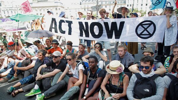 French youth and environmental activists block a bridge during a demonstration to urge world leaders to act against climate change, in Paris, France, June 28, 2019 - Sputnik International