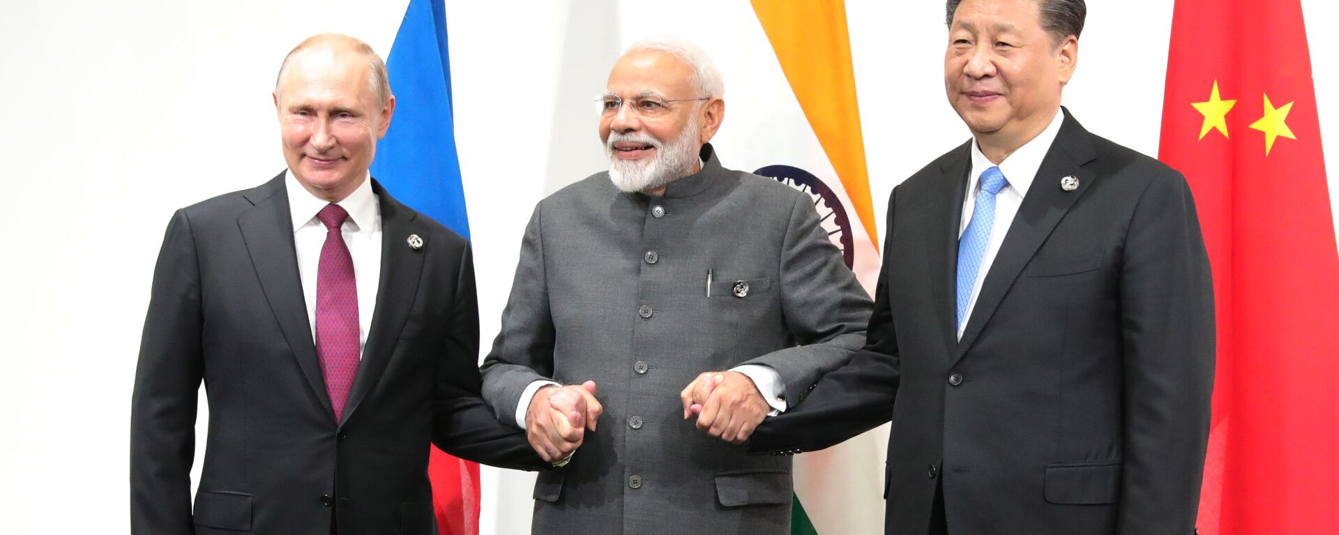 Russian President Vladimir Putin, India's Prime Minister Narendra Modi and Chinese President Xi Jinping pose for a photo during a meeting on the sidelines of the Group of 20 (G20) leaders summit in Osaka, Japan - Sputnik International, 1920, 02.09.2023