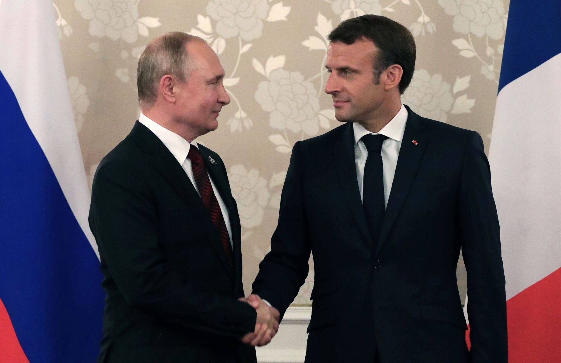 Russian President Vladimir Putin Shakes Hands with French President Emmanuel Macron - Sputnik International, 1920, 08.02.2022
