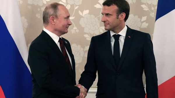 Russian President Vladimir Putin Shakes Hands with French President Emmanuel Macron - Sputnik International
