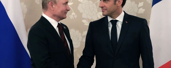 Russian President Vladimir Putin Shakes Hands with French President Emmanuel Macron - Sputnik International