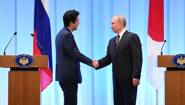 Russian President Vladimir Putin meeting Japanese Prime Minister Shinzo Abe. - Sputnik International
