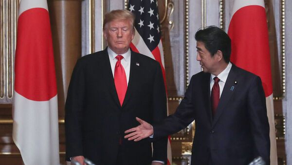 U.S. President Donald Trump stands next to Japan's Prime Minister Shinzo Abe before a working lunch at Akasaka Palace state guest house in Tokyo, Japan May 27, 2019. - Sputnik International