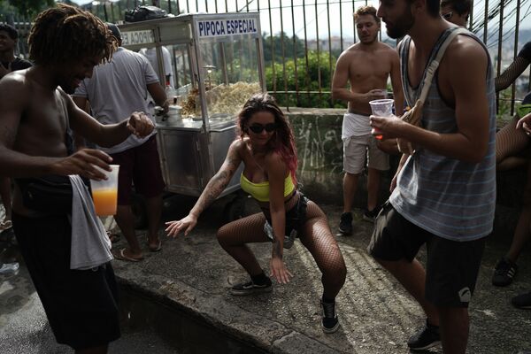 A Girl Dances During Carnival in Rio de Janeiro - Sputnik International