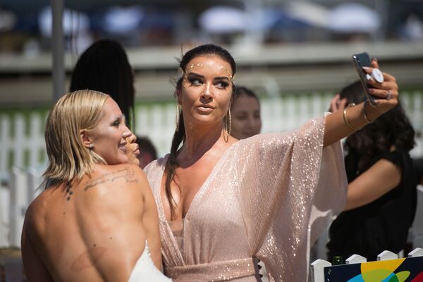 Girls Take Selfie at Met Horse Race in Cape Town - Sputnik International