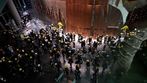 Protesters break into the government headquarters in Hong Kong on July 1, 2019, on the 22nd anniversary of the city's handover from Britain to China - Sputnik International