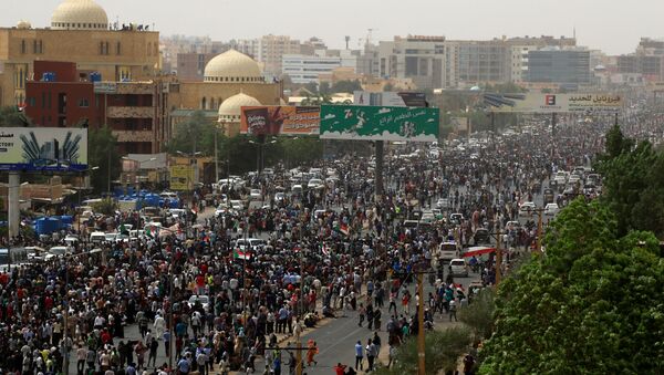 Tens of thousands of people march on the streets demanding the ruling military hand over to civilians, in the largest demonstrations since a deadly security service raid on a protest camp three weeks ago, in Khartoum - Sputnik International