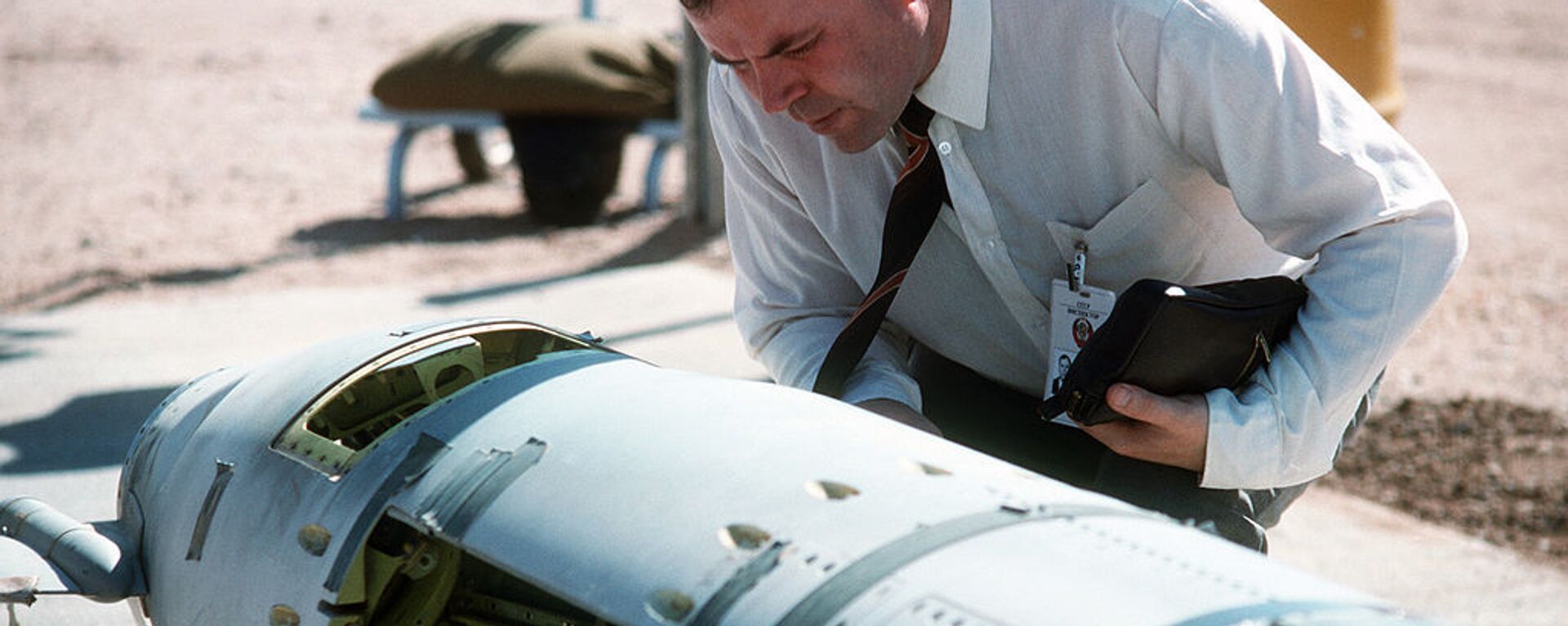 A Soviet inspector examines a BGM-109G ground-launched cruise missile in 1988 prior to its destruction - Sputnik International, 1920, 01.11.2020