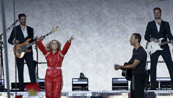 Kylie Minogue and Chris Martin performing at Glastonbury - Sputnik International