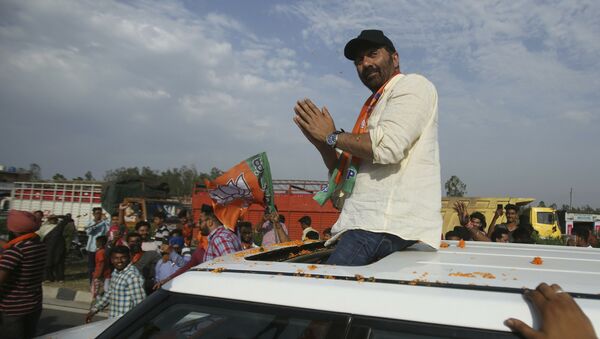 Bollywood actor and India's ruling Bharatiya Janata Party (BJP) candidate Sunny Deol greets people during an election campaign road show at Dinanagar in northern state of Punjab, India, Thursday, May 2, 2019 - Sputnik International