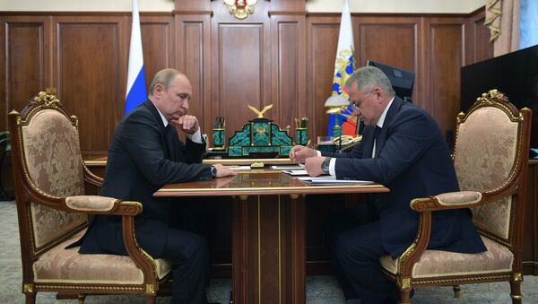 Russian President Vladimir Putin met the country's Defence Minister Sergei Shoigu hours after the news about the deadly incident aboard an underwater vessel had broke - Sputnik International