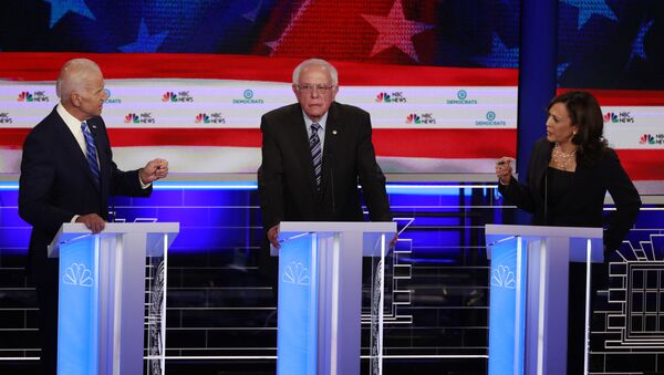 Democratic presidential candidate former Vice-President Joe Biden, left, and Sen. Kamala Harris - Sputnik International