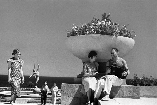 Ladies' Hats, Gymnastics on the Beach and Gagarin: A Look Back at Soviet Crimea - Sputnik International