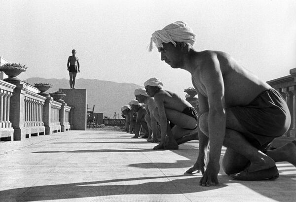 Ladies' Hats, Gymnastics on the Beach and Gagarin: A Look Back at Soviet Crimea - Sputnik International