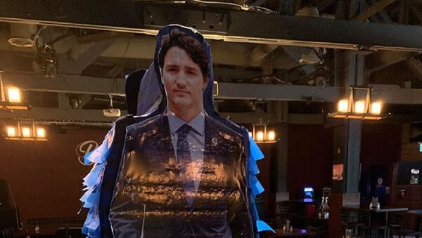 Burgundy's Food & Stage, a restaurant in Red Deer, Alberta has hung up a Justin Trudea-inspired piñata as part of Canada Day festivities - Sputnik International