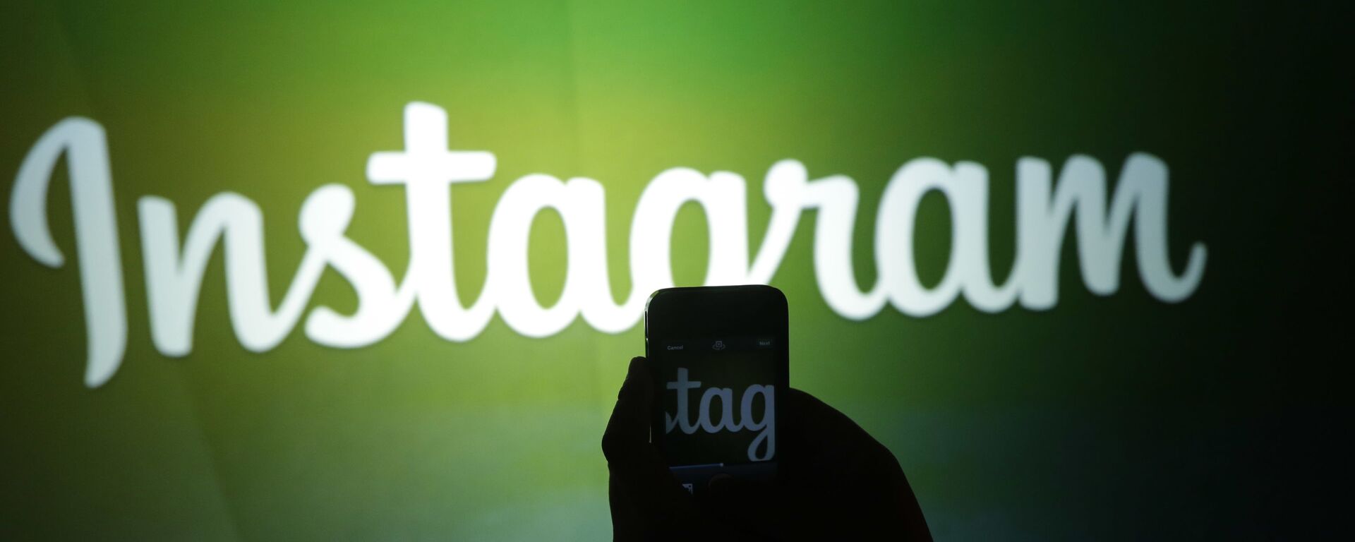 A journalist makes a video of the Instagram logo using the new video feature at Facebook headquarters in Menlo Park, Calif., Thursday, June 20, 2013 - Sputnik International, 1920, 27.09.2021