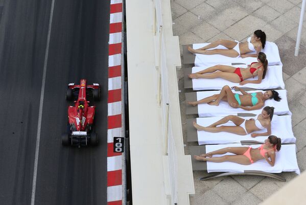 Girls sunbathing during a race in Monaco - Sputnik International