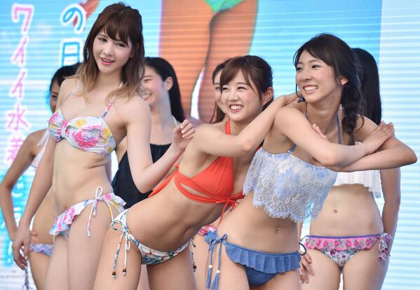 Models in bikinis pose for the media following a promotional flash mob dance performance in Tokyo, 2017 - Sputnik International