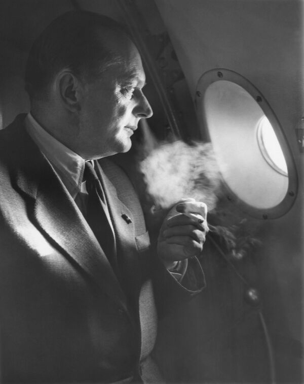 Netflix May Be Airbrushing It But The Reality Is People Smoked in Planes, Trains and Even Hospitals - Sputnik International