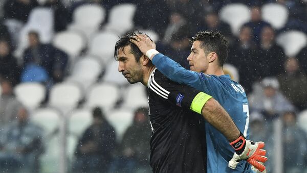 Real Madrid's Portuguese forward Cristiano Ronaldo (R) jokes with Juventus' goalkeeper from Italy Gianluigi Buffon at the end of the UEFA Champions League quarter-final first leg football match between Juventus and Real Madrid at the Allianz Stadium in Turin on April 3, 2018 - Sputnik International