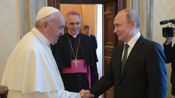 Russian President Vladimir Putin shakes hands with Pope Francis during their meeting at the Vatican. Archbishop Georg Ganswein is second left. Putin is on one-day official visit to Italy - Sputnik International