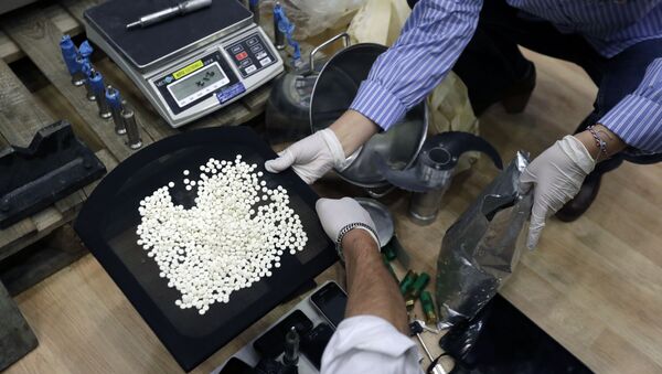  A member of Finance Crimes Squad packs confiscated items after a news conference in Athens, Monday, March 6, 2017. The financial crimes squad says a joint operation in the greater Athens region, involving its staff, police and coastguard officers, resulted in the seizure of 635,000 pills of a drug marketed under the brand name captagon - Sputnik International