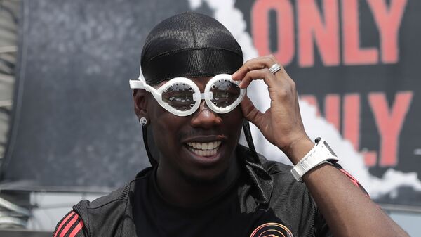 Manchester United's soccer player Paul Pogba, adjusts his goggles, given by a fan, during a meeting with his fans following a media day in Seoul, South Korea, Thursday, June 13, 2019. Pogba is in Seoul as a part of his Asian tour - Sputnik International