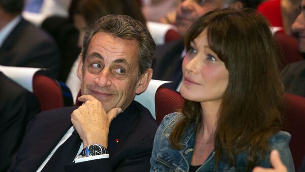 Former French President and candidate for the right-wing Les Republicains (LR) party primaries ahead of the 2017 presidential election Nicolas Sarkozy (L) and his wife Carla Bruni look on during a meeting in Toulon, southeastern France, on October 21, 2016. - Sputnik International