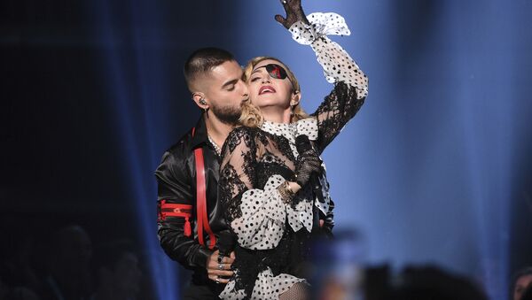 Колумбийский певец Малума целует певицу Мадонну во время выступления на Billboard Music Awards  - Sputnik International