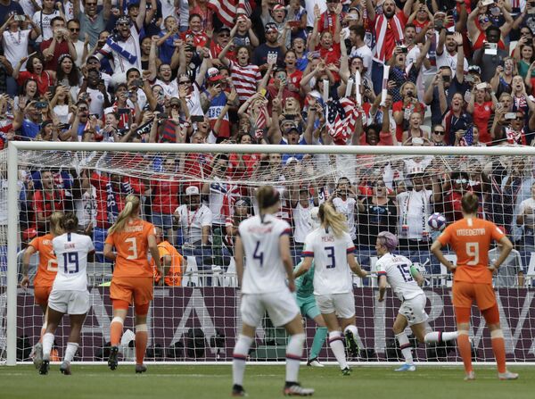 US Women’s Football Team Midfielder Megan Rapinoe Reveals Dad Voted for Trump - Sputnik International