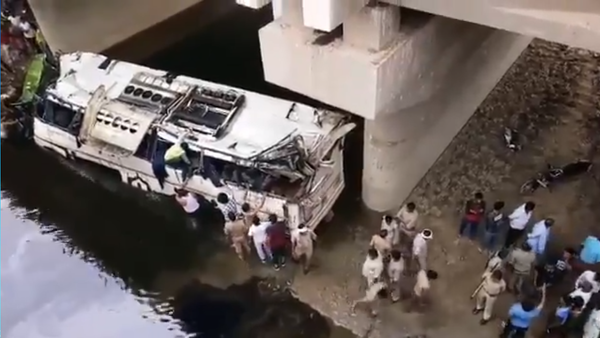 A tragic accident in Uttar Pradesh,India, occured on 8 July, 2019. A Delhi-bound bus fell into a canal. - Sputnik International