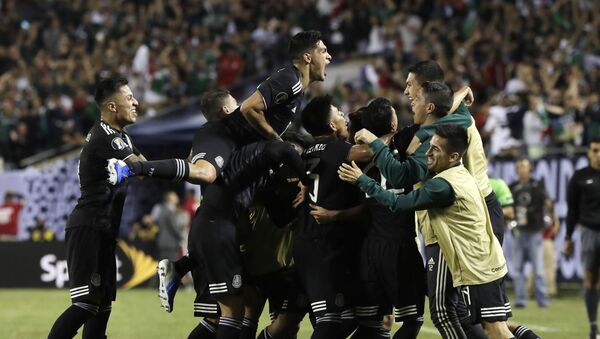 Mexico midfielder Jonathan Dos Santos (6) celebrates with teammates after scoring his first goal against the United States during the second half of the CONCACAF Gold Cup final soccer match in Chicago, Sunday, July 7, 2019. (AP Photo/Nam Y. Huh) - Sputnik International