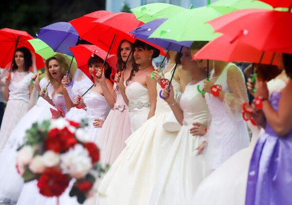 Can't Say No to Them! Sporty Beauties Run Bride Race in Russia - Sputnik International