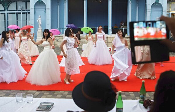 Can't Say No to Them! Sporty Beauties Run Bride Race in Russia - Sputnik International