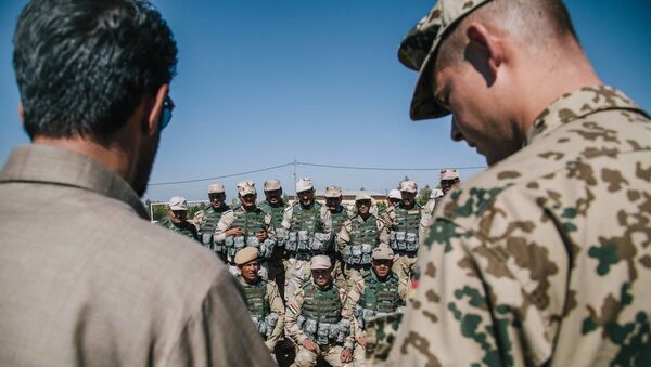 Kurdish Peshmerga soldiers listen to instructions by a German army trainer, at Bnaslawa Military Base in Irbil, northern Iraq - Sputnik International