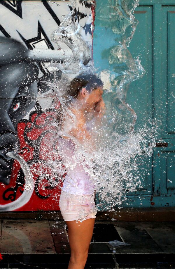 Девушку обливают водой с балкона на фестивале Сан-Фермин в Памплоне, Испания - Sputnik International