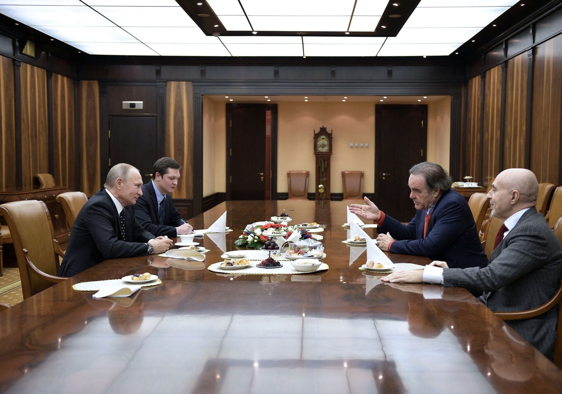 Russian President Vladimir Putin is giving an interview with US film director Oliver Stone. - Sputnik International, 1920, 29.08.2023